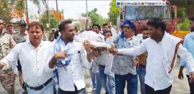 Attempt to burn the effigy of Chief Minister Shivraj Singh Chouhan by OBC Mahasabha