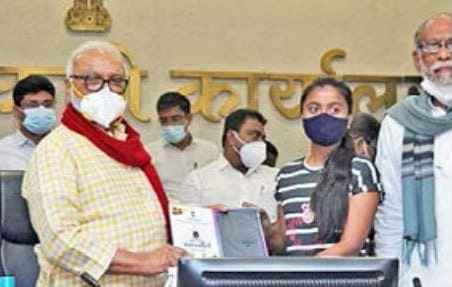 Distribution of free tabs To Other backward class students by Chhagan Bhujbal