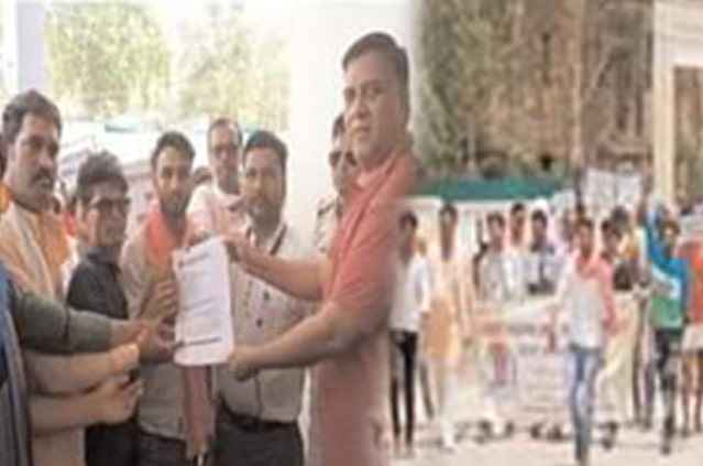 OBC Mahasabha workers took to the streets on the issue of backward class reservation