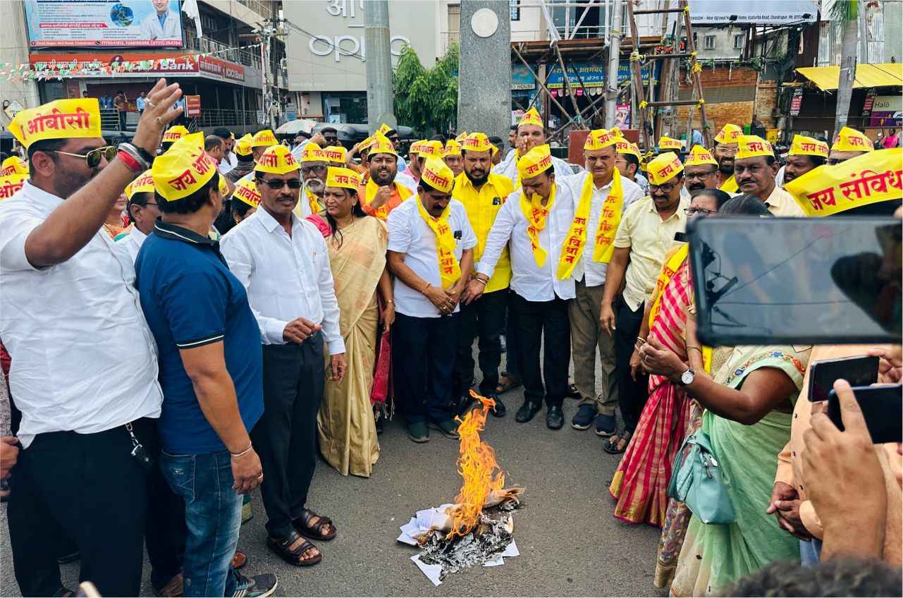 Chandrapur OBCs Burn Maratha Kunbi GR in Fiery Protest Chandrapur OBCs Burn Maratha Kunbi GR in Fiery Protest