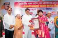 Ujwala Padalwar yancha Krantisinh Nana Patil Puraskar Sammaan