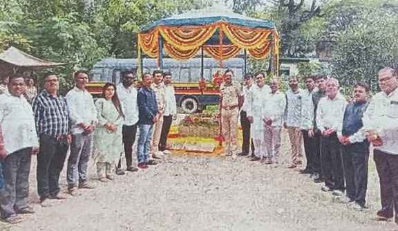 Vadhu madhye Shur Yoddha Gaikwad yanchi Jayanti ani Smaraka Mangani Vadhu madhye Shur Yoddha Gaikwad yanchi Jayanti ani Smaraka Mangani