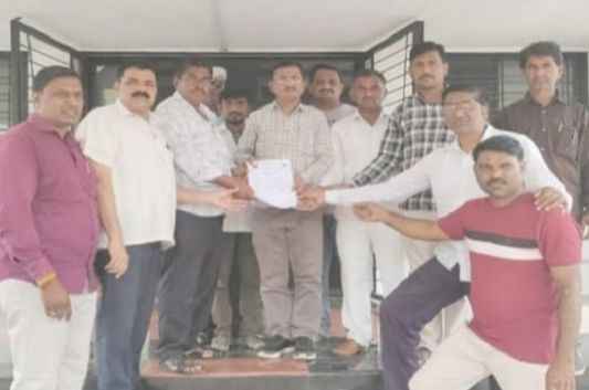 Sant Ruplal Maharaj Rashtriya Smarak Ani Arthik Mahamandal Sathi Bari Samajachi Magi Parola Tahsildarala Nivedan