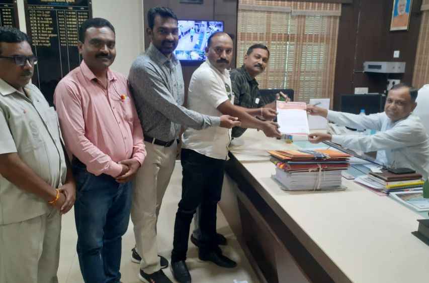 Stop readjustment of schools with low student numbers - OBC Adhikari karmchari Sangh demand to chief minister Stop readjustment of schools with low student numbers - OBC Adhikari karmchari Sangh demand to chief minister