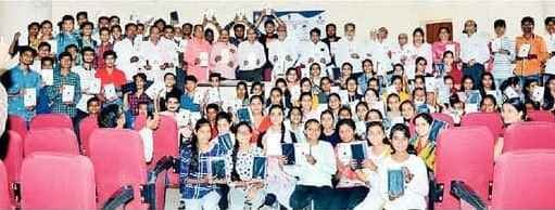 Distribution_of_tabs_to_OBC_students_in_amravati_district