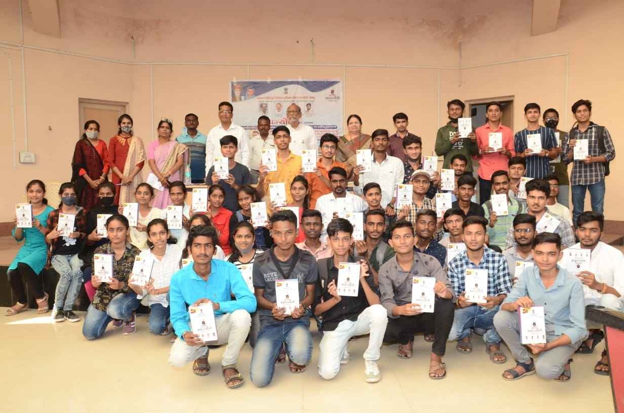 MahaJyoti_gives_Tab_to_obc_students