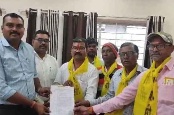 OBC_organizations_are_aggressive_about_the_bad_condition_buses_in_Mahabaleshwar_Agar