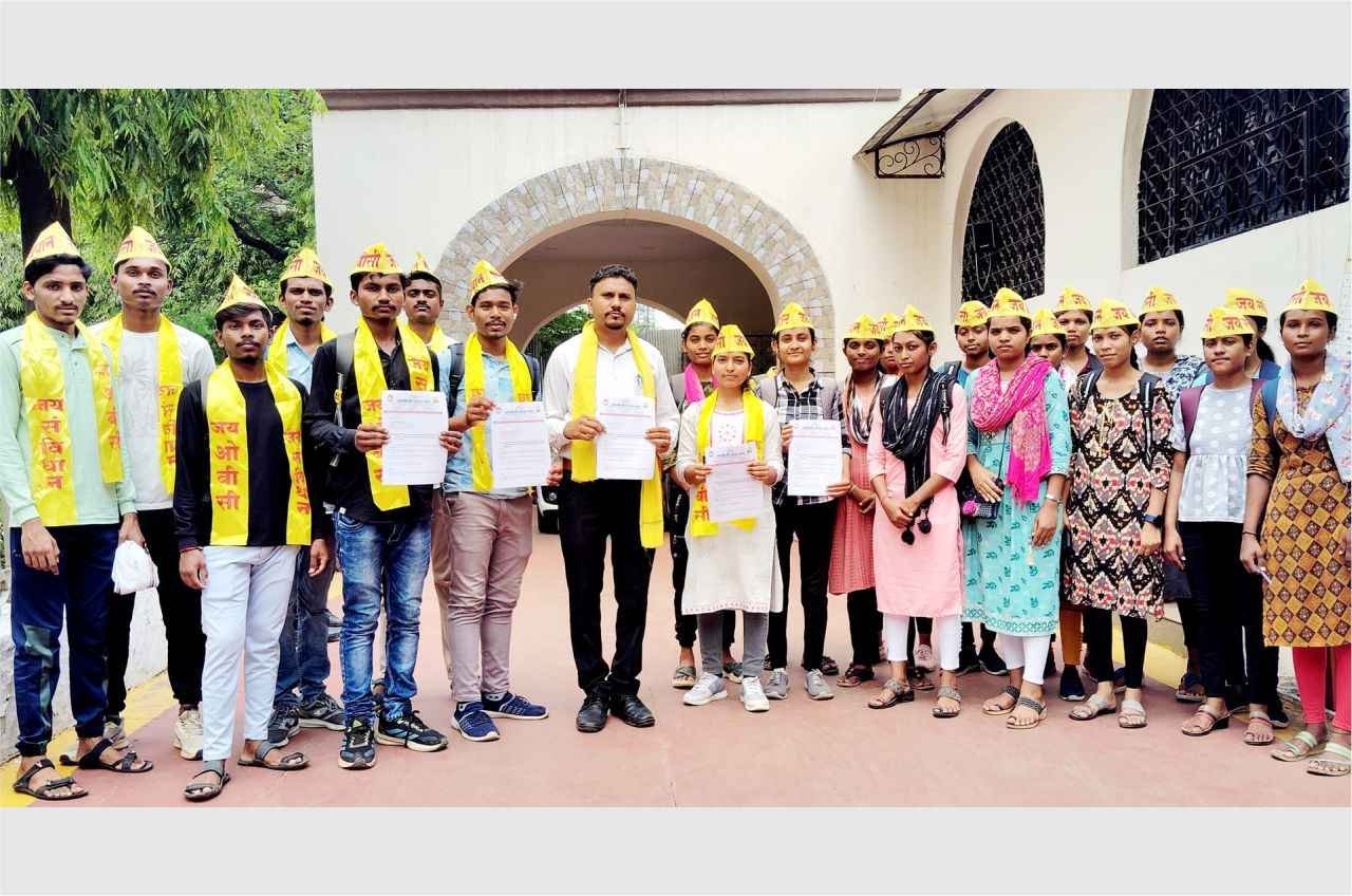 OBC_students_waiting_for_hostel