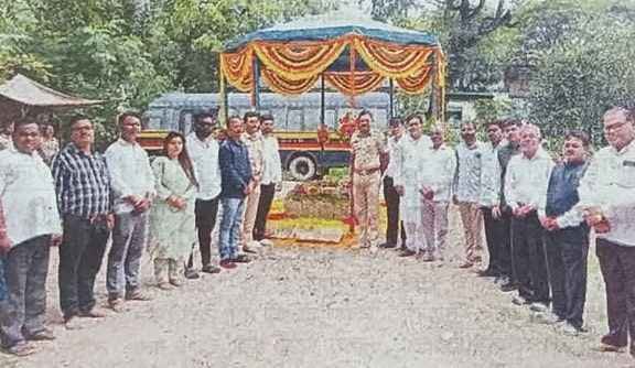 Vadhu_madhye_Shur_Yoddha_Gaikwad_yanchi_Jayanti_ani_Smaraka_Mangani