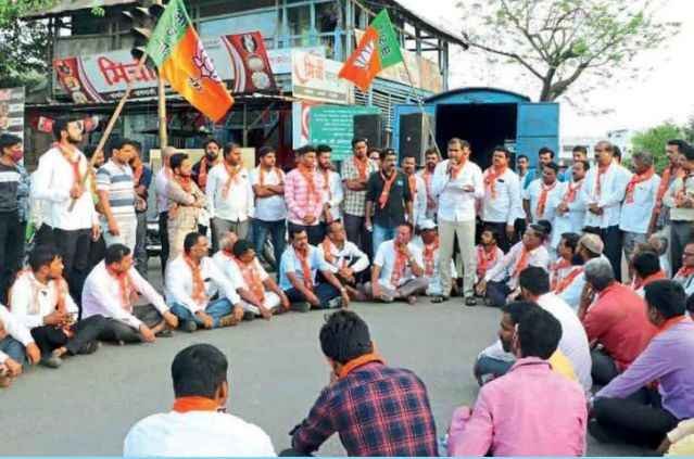 rasta_roko_by_BJP_under_the_leadership_of_Mangesh_Chavan_in_Chalisgaon_for_OBC_reservation