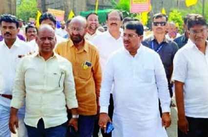 vijay_wadettiwar_in_Aarakshan_Bachao_Morcha_at_Chandrapur_District_Kacheri