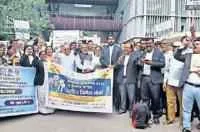 जनसुरक्षा कायद्याच्या विरोधात पुण्यात वकिलांचा निषेध: राज्यपालांना निवेदन