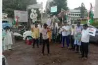 सासवड येथे संविधान परिवारातर्फे क्रांती दिनी भर पावसात निषेध आंदोलन