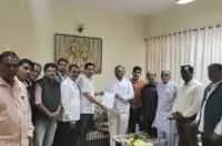 राज्य मागासवर्ग आयोग सदस्य मेश्राम यांना ओबीसी जनगणनेसंबधी निवेदन
