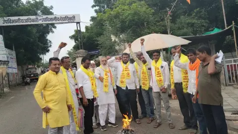 पोर्टल बंद, योजनांचा लाभ कसा मिळणार? खामगावात राष्ट्रीय ओबीसी युवा महासंघाकडून जाहिरात पत्रकाची होळी
