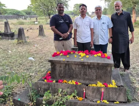 Mahatma Phule Va Savitri Phule Yanna Prerna Denarya Cynthia Farrar Yanchi Kabar Ahilyanagarmadhye Sapadli 4