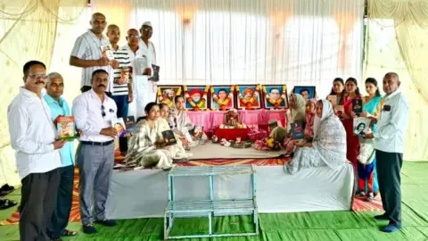 चाळीसगावात वडीलांच्या स्मृतीप्रित्यर्थ शेतात अस्थिविसर्जन व वृक्षारोपण !