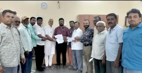 Malegaon OBC Sanghatananche Jatnihay Jangananeche Nivedan Nayab Tahsildar Devendra Kurhe Yanchi Swikruti