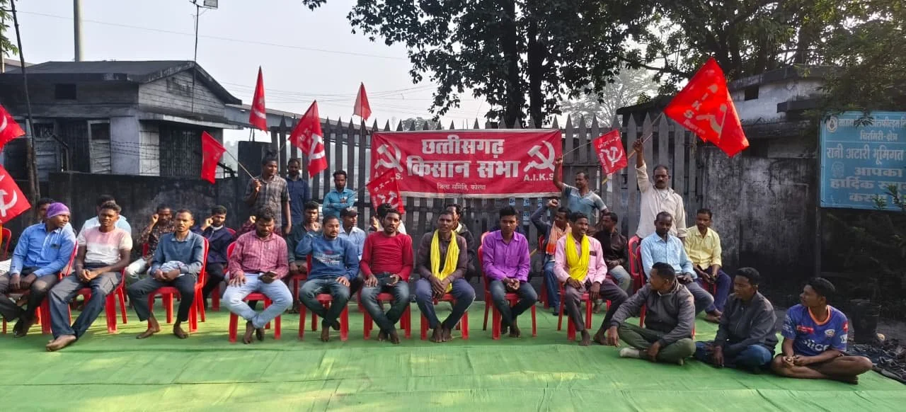 9 Ghante Khadan Bandi Chhattisgarh Kisan Sabha Ka Andolan Pando Adivasi Kisan Teer Dhanush Ke Saath SECL Ne 32 Mazdoor Bahal Kiye