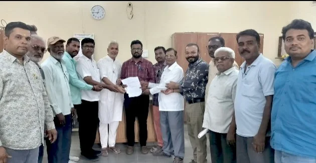 Malegaon OBC Sanghatananche Jatnihay Jangananeche Nivedan Nayab Tahsildar Devendra Kurhe Yanchi Swikruti